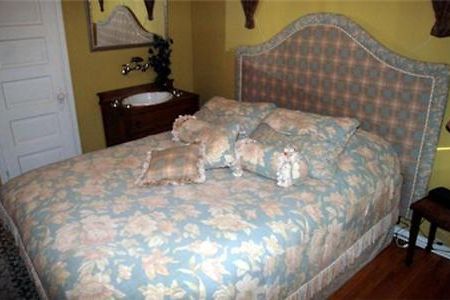 La Boheme Restaurant & B&B Edmonton Room photo